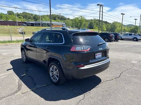 Used 2019 Jeep Cherokee Latitude Plus w/ Cold Weather Group FWD image 6