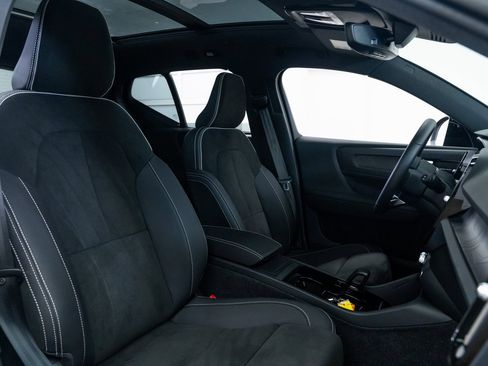 Used 2023 Volvo XC40 Recharge Ultimate image 25