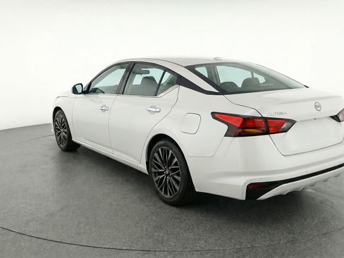 Used 2025 Nissan Altima 2.5 SV FWD image 6