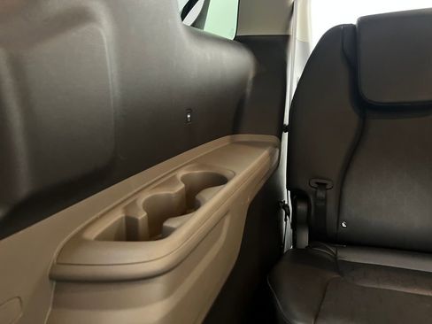 Used 2025 Kia Carnival FWD image 34