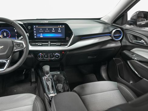 Used 2024 Chevrolet Trax LT w/ Sunroof Package FWD image 29