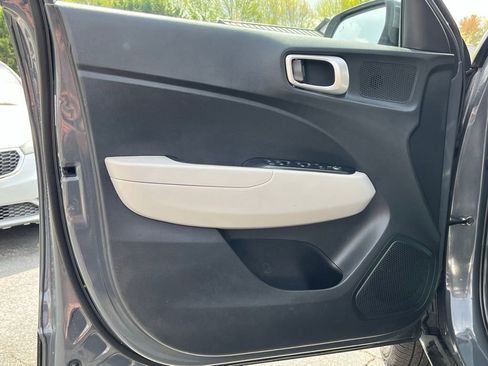 Used 2023 Hyundai Venue SEL FWD image 10