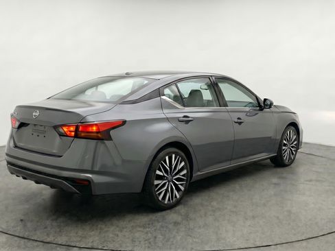 Used 2025 Nissan Altima 2.5 SV FWD image 9