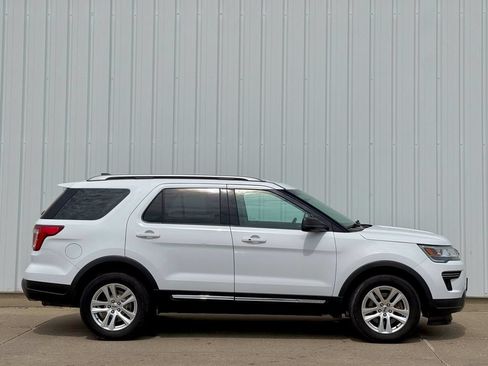 Used 2018 Ford Explorer XLT AWD/4WD image 7