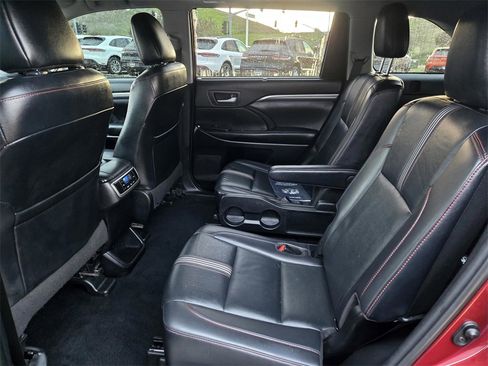 Used 2019 Toyota Highlander SE w/ Protection Package #3 image 11