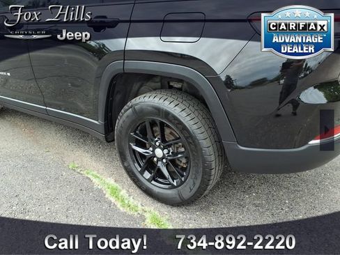 Used 2023 Jeep Grand Cherokee Laredo w/ Luxury Tech Group I AWD/4WD image 5
