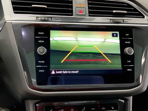 Used 2022 Volkswagen Tiguan SE w/ Panoramic Sunroof Package image 21