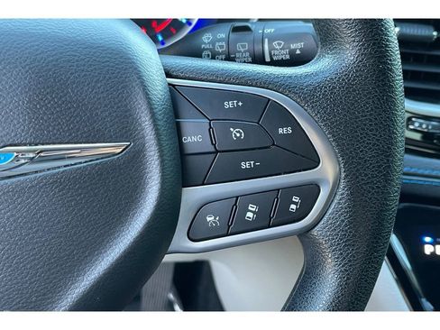 Used 2021 Chrysler Pacifica Touring w/ Uconnect Theater Family Group image 35