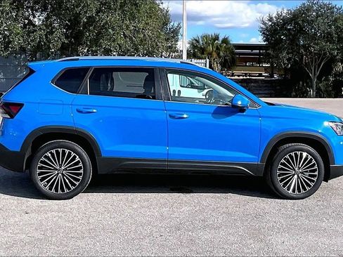 Certified 2025 Volkswagen Taos SE image 8