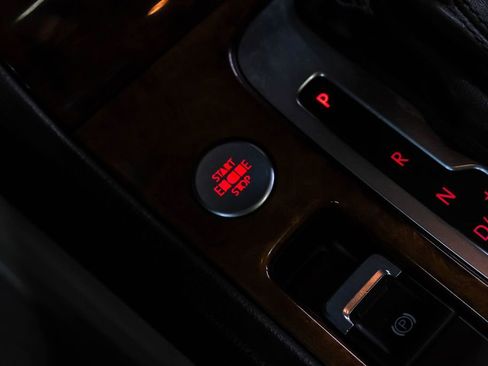 Used 2014 Volkswagen Touareg Sport image 21