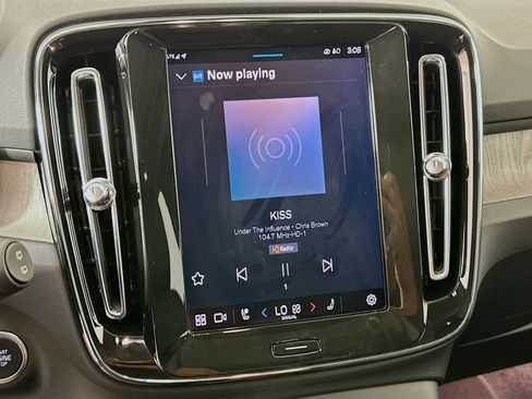 Used 2025 Volvo XC40 B5 Core image 19