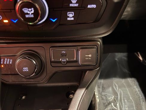 Used 2021 Jeep Renegade Latitude AWD/4WD image 24