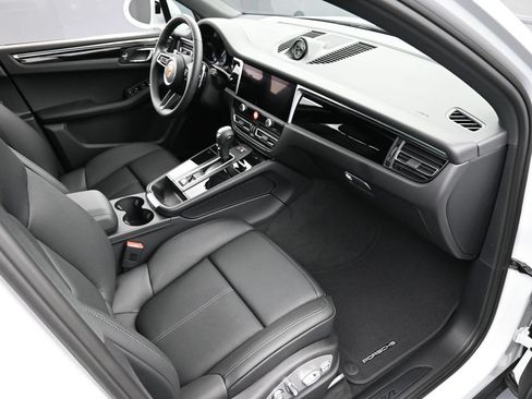 Certified 2026 Porsche Macan AWD/4WD image 32