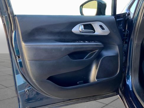 Used 2025 Chrysler Pacifica Limited FWD image 22
