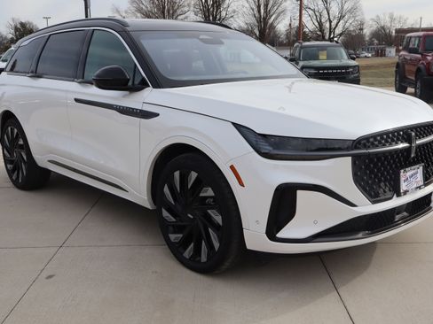 Used 2024 Lincoln Nautilus Black Label w/ Jet Appearance Package (87T) image 4