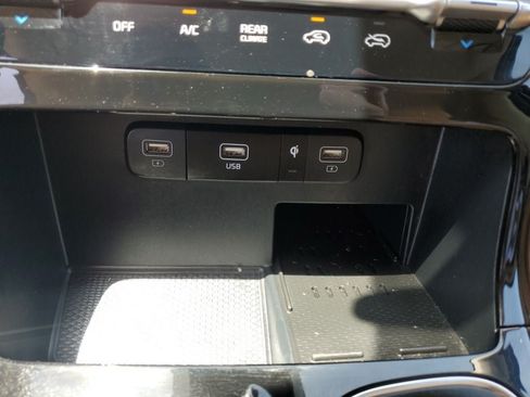 Used 2024 Kia Carnival EX FWD image 32
