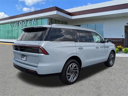 New 2025 Lincoln Navigator Reserve image 4