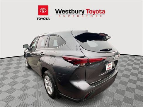 Certified 2024 Toyota Highlander LE AWD/4WD image 8
