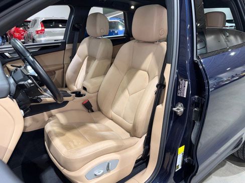 Used 2021 Porsche Macan w/ Premium Package image 10