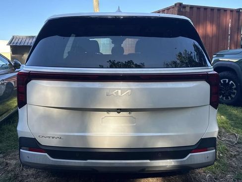 Used 2025 Kia Carnival FWD image 17