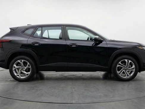 Used 2025 Chevrolet Trax LT FWD image 11