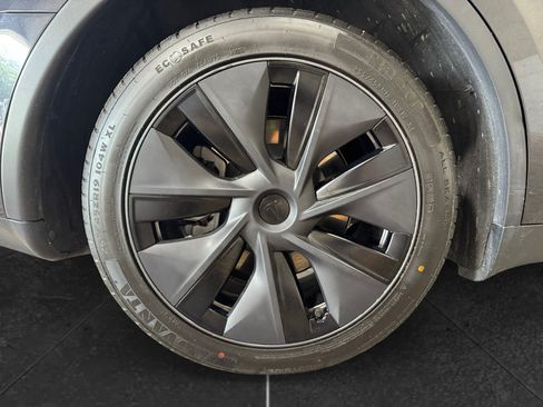Used 2025 Tesla Model Y Long Range RWD image 35
