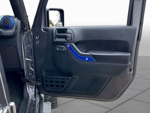 Used 2017 Jeep Wrangler Unlimited Rubicon w/ Cold Weather Group AWD/4WD image 22