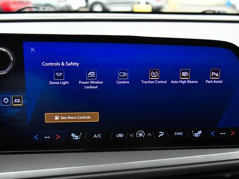 Used 2024 Chevrolet Traverse LT image 30