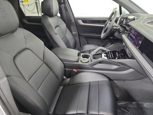 Certified 2025 Porsche Cayenne AWD/4WD image 27