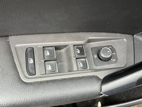 Used 2018 Volkswagen Tiguan SE image 15