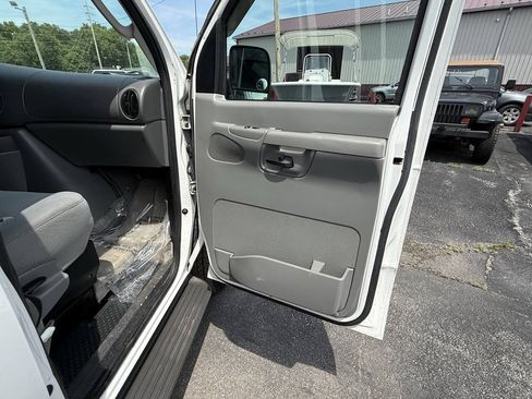 Used 2006 Ford E-350 and Econoline 350 XL RWD image 27