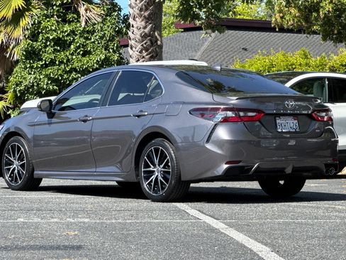 Used 2022 Toyota Camry SE FWD image 6