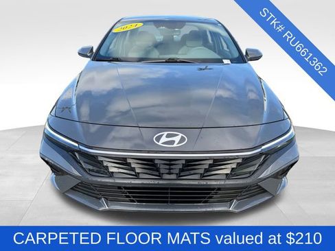 Used 2024 Hyundai Elantra SEL image 2