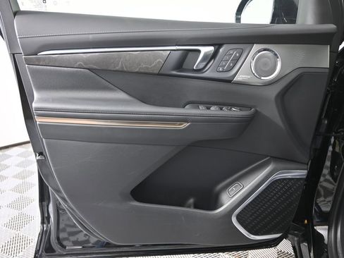 Used 2025 Buick Enclave Avenir image 19