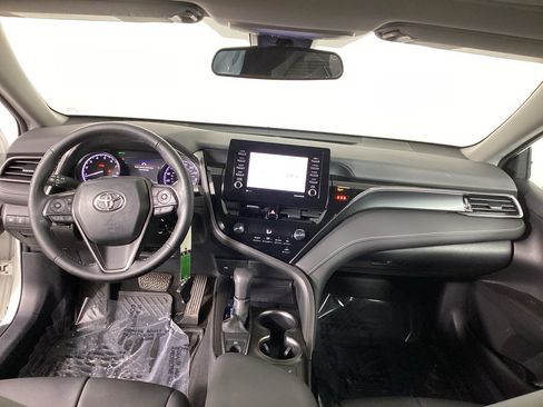 Used 2021 Toyota Camry SE w/ Cold Weather Package image 17