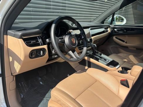 Certified 2025 Porsche Macan image 4