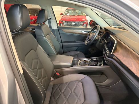 Used 2025 Volkswagen Atlas SE image 36