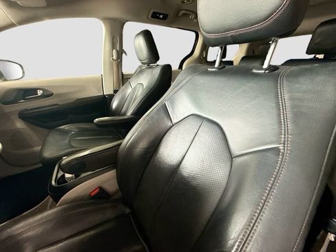 Used 2020 Chrysler Pacifica Touring-L FWD image 20