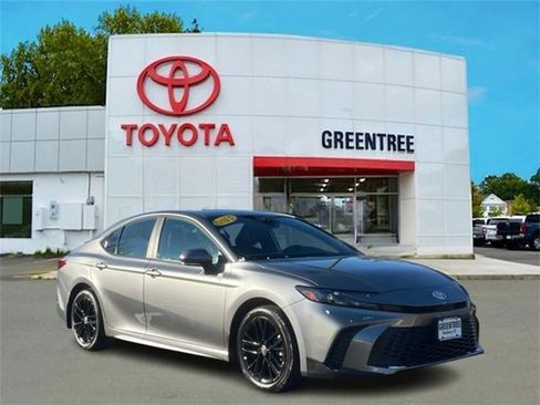 Used 2025 Toyota Camry SE image 1