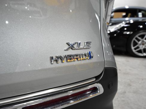 Used 2022 Toyota Sienna XLE image 8