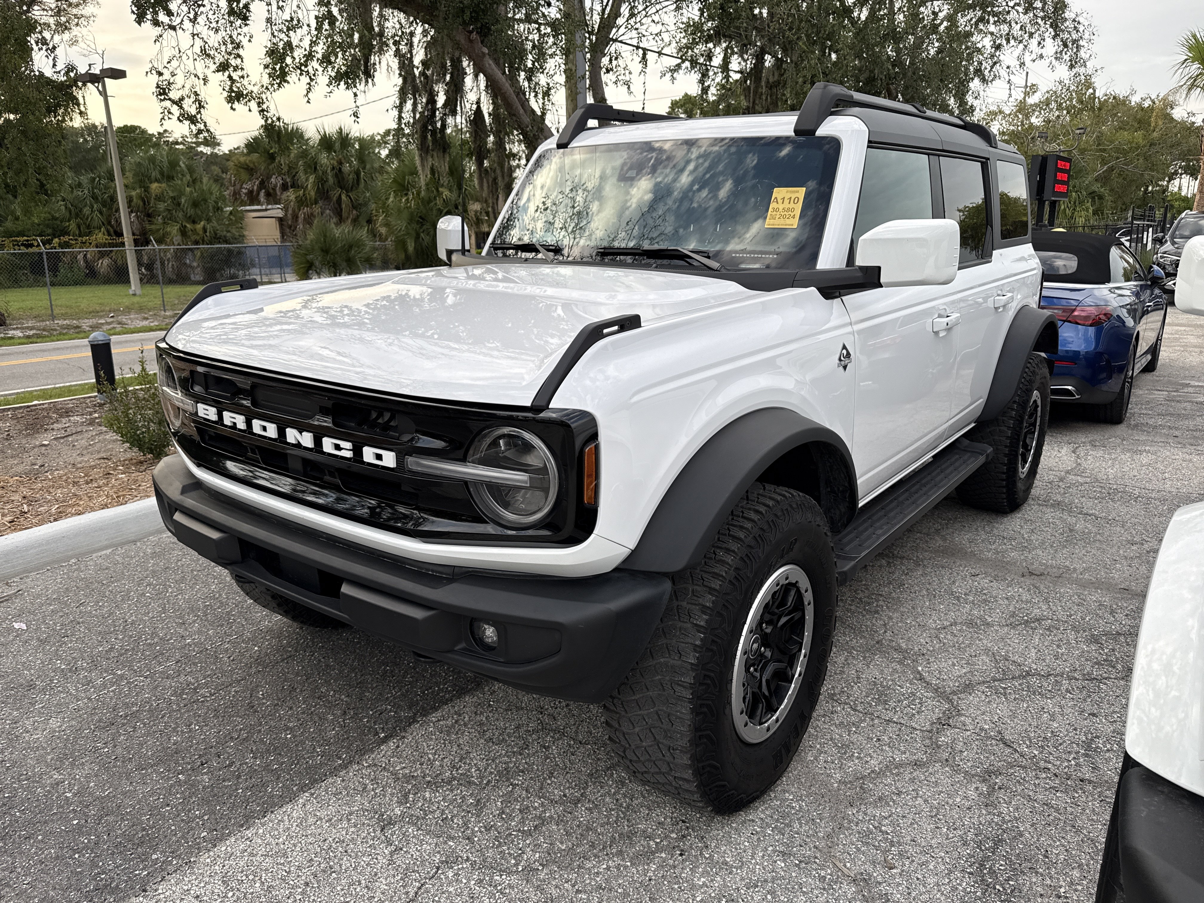 Used 2024 Ford Bronco Outer Banks w/ Sasquatch Package AWD/4WD image 2