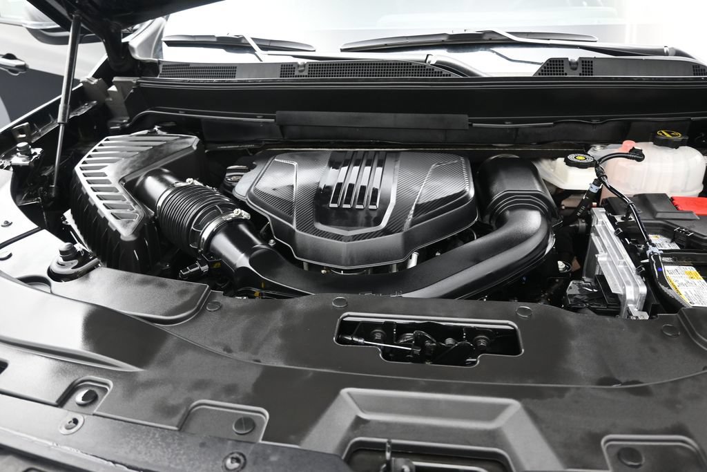 Used 2025 Chevrolet Traverse LT w/ Midnight/Sport Edition FWD image 17