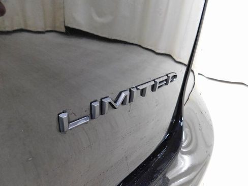 Used 2025 Chrysler Pacifica Limited image 14