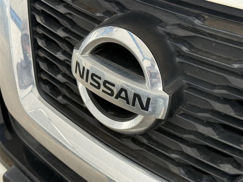 Used 2017 Nissan Rogue SV w/ SV Premium Package image 4