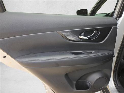 Used 2018 Nissan Rogue SV FWD image 12