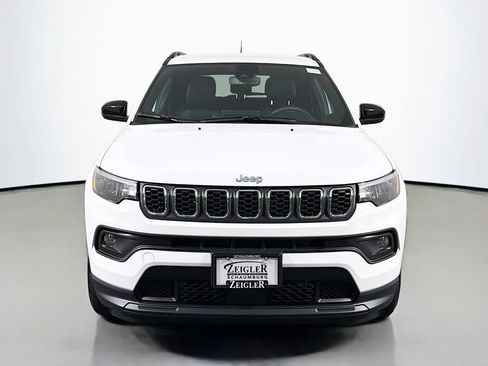 Used 2024 Jeep Compass Latitude AWD/4WD image 2