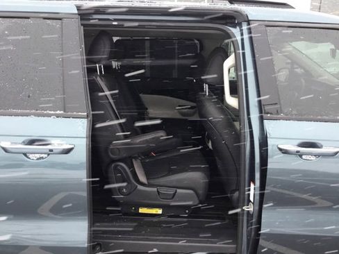 Used 2024 Kia Carnival SX image 18