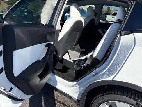 Used 2022 Tesla Model Y Long Range image 11