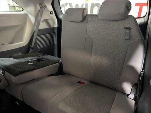 Used 2021 Toyota Sienna LE AWD/4WD image 21