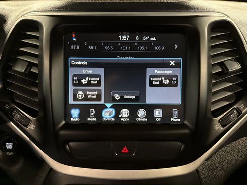 Used 2018 Jeep Cherokee Latitude Plus w/ Cold Weather Group image 10